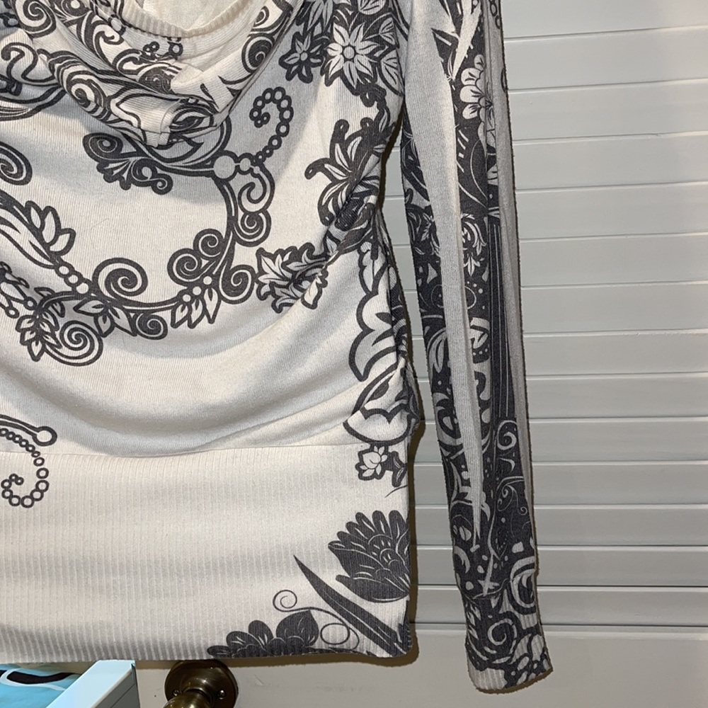 Hooded gray/white knit top - Picture 7 of 8